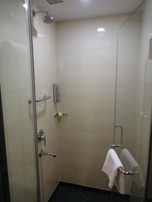 เลมอน ทรี โฮเต็ล กาชีโบวลี Hotel ไฮเดอราบัด ภายนอก รูปภาพ