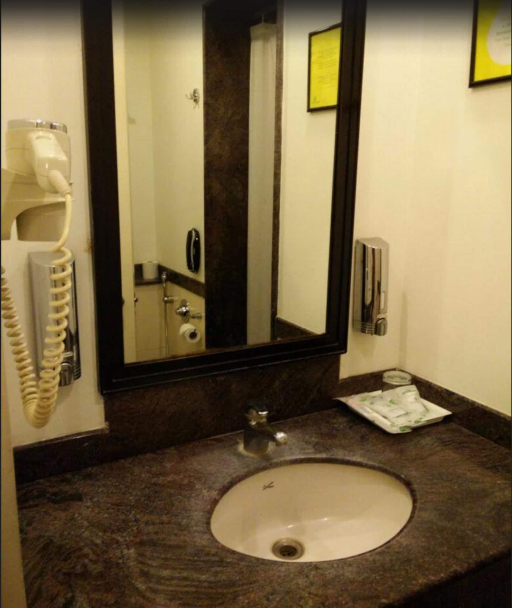 เลมอน ทรี โฮเต็ล กาชีโบวลี Hotel ไฮเดอราบัด ภายนอก รูปภาพ
