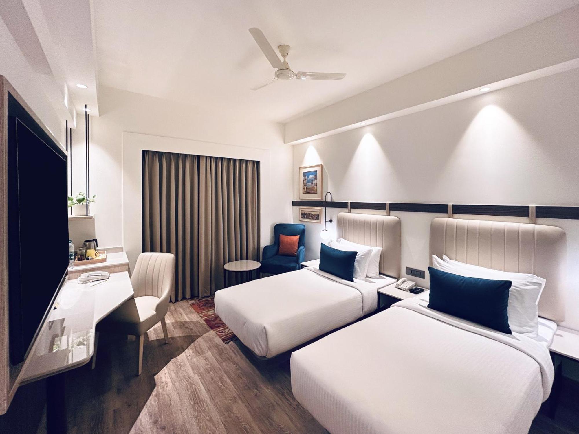 เลมอน ทรี โฮเต็ล กาชีโบวลี Hotel ไฮเดอราบัด ภายนอก รูปภาพ