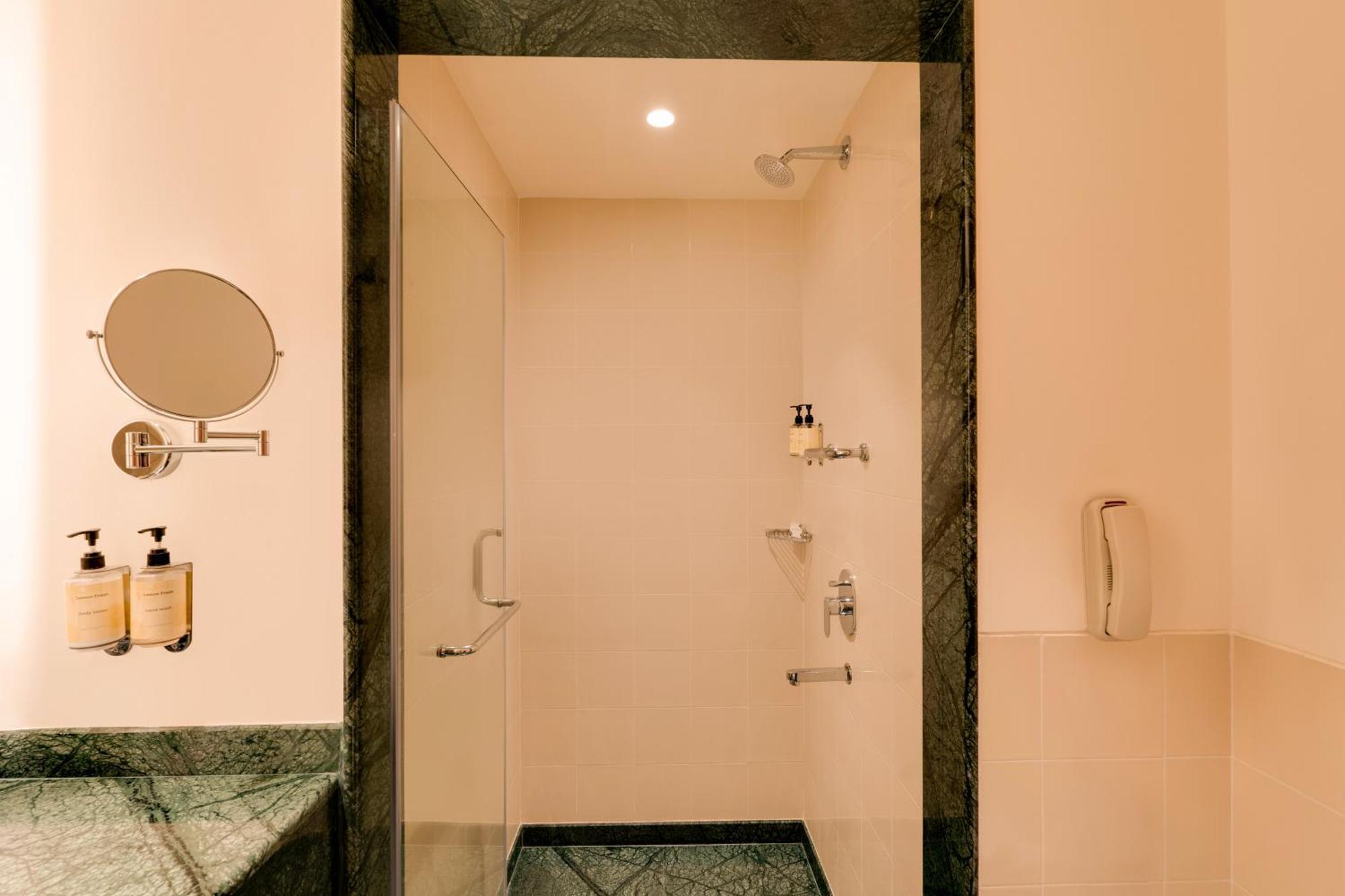เลมอน ทรี โฮเต็ล กาชีโบวลี Hotel ไฮเดอราบัด ภายนอก รูปภาพ