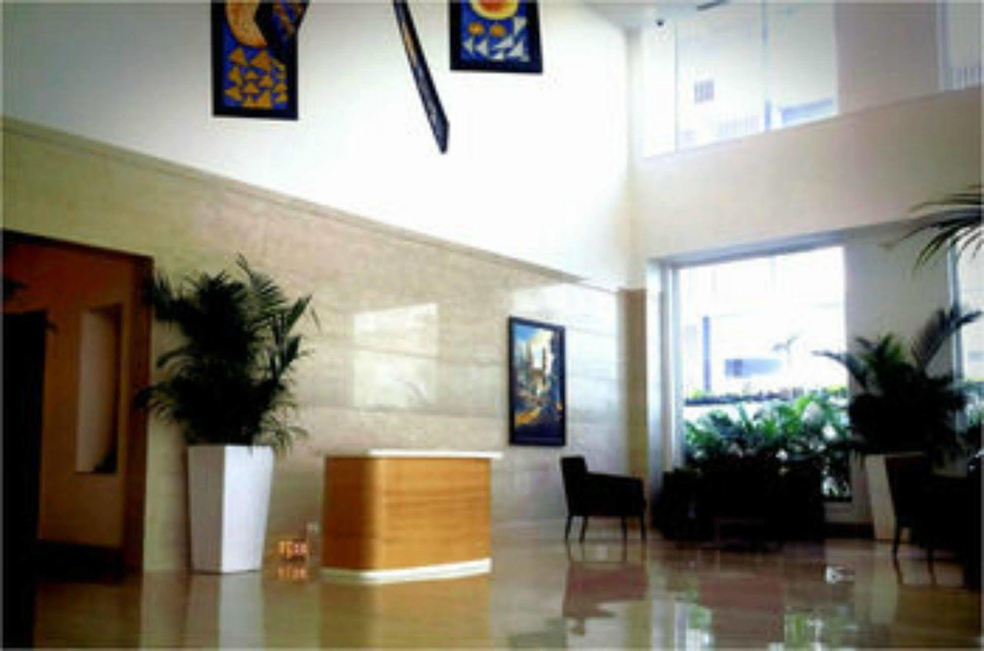 เลมอน ทรี โฮเต็ล กาชีโบวลี Hotel ไฮเดอราบัด ภายนอก รูปภาพ