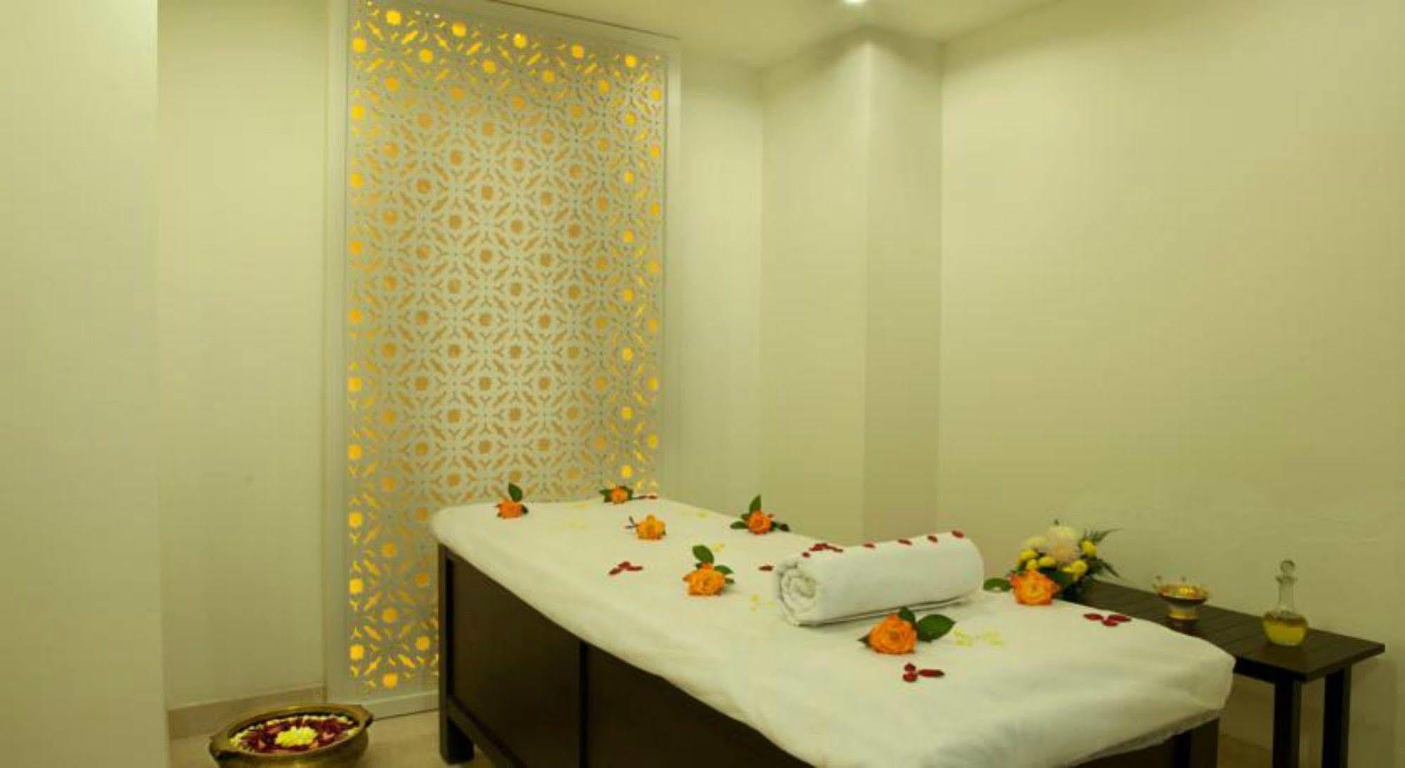เลมอน ทรี โฮเต็ล กาชีโบวลี Hotel ไฮเดอราบัด ภายนอก รูปภาพ