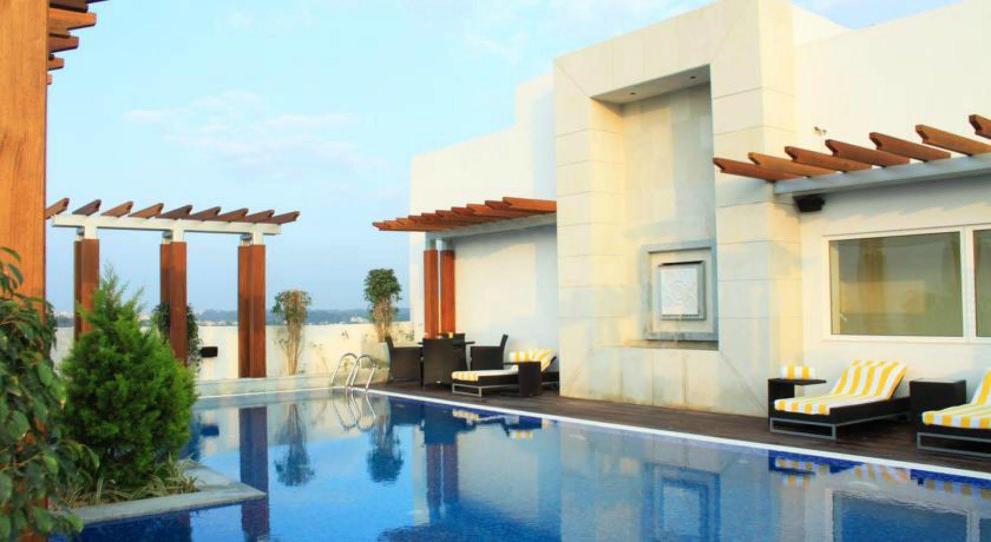 เลมอน ทรี โฮเต็ล กาชีโบวลี Hotel ไฮเดอราบัด ภายนอก รูปภาพ